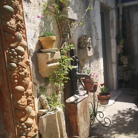 Guest house Lelieu Source, Au Jardin